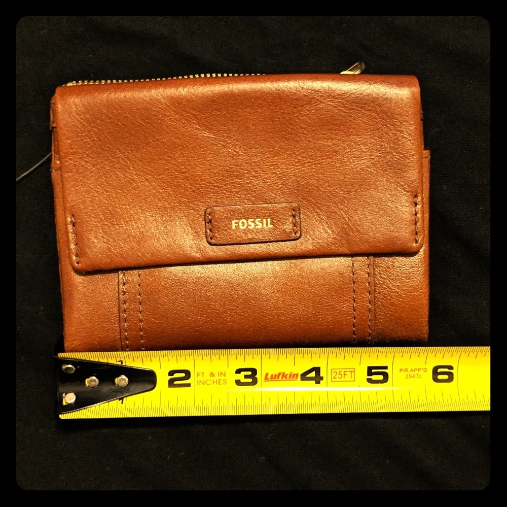 NWT Fossil Wallet- lots of compartments